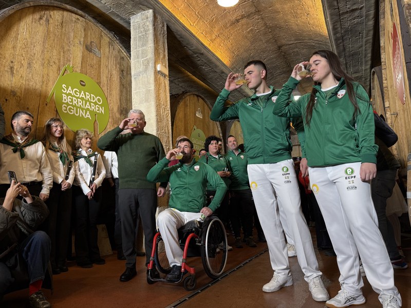 Euskal Selekzioko pilotariek ireki dute aurtengo txotx denboraldia