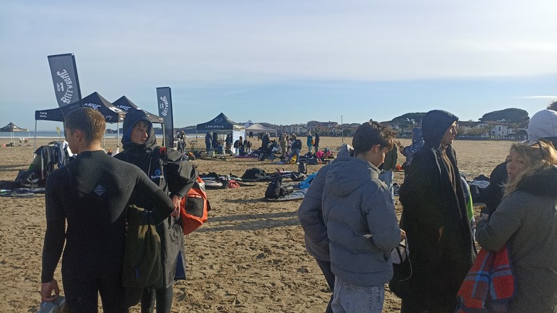 Euskaraz eta olatuen artean ospatu dute Sokoburu Surf Jaia