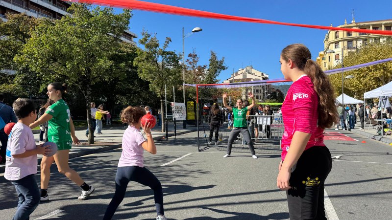 Kirola parekatuz jarraitzen dute Irunen, emakumeak erdigunean jarri nahian