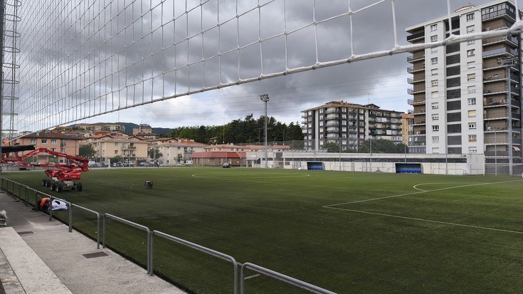 Larreaundiko futbol zelaia ordezkatzen hasi dira denboraldiaurrerako prest egon dadin