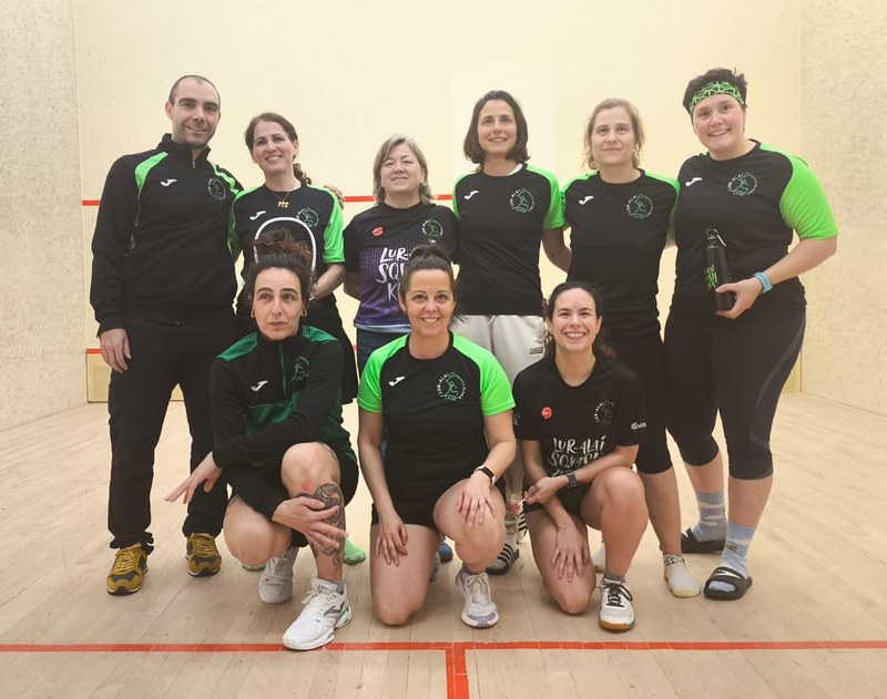 Lur Alai Squash Klubeko emakumeak lehia bete-betean