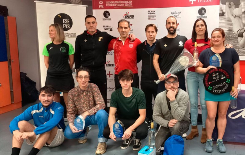 Lur Alai Squash Klubeko hiru jokalari Euskadiko Master Txapelketako podiumean