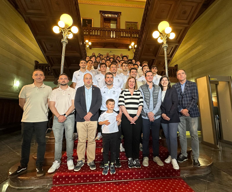 Real Unioneko familia zabalari harrera egin dio Irungo Udalak igoera ospatzeko